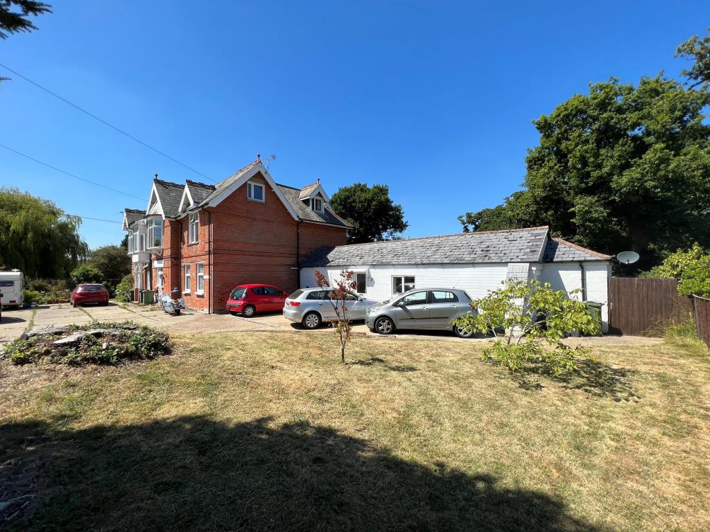 Lot: 76 - FREEHOLD BUILDING ARRANGED AS FIVE RESIDENTIAL DWELLINGS ON A PLOT OF OVER 0.5 ACRE WITH POTENTIAL - 